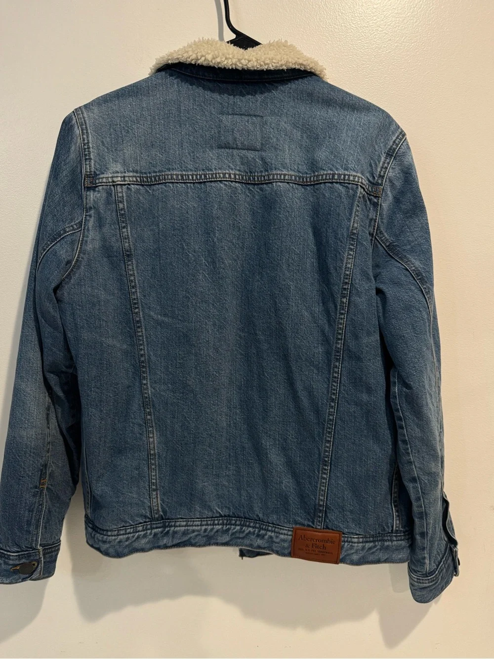 ABERCROMBIE & FITCH Mens Sherpa lined Distressed Blue Denim Jacket Trucker MED